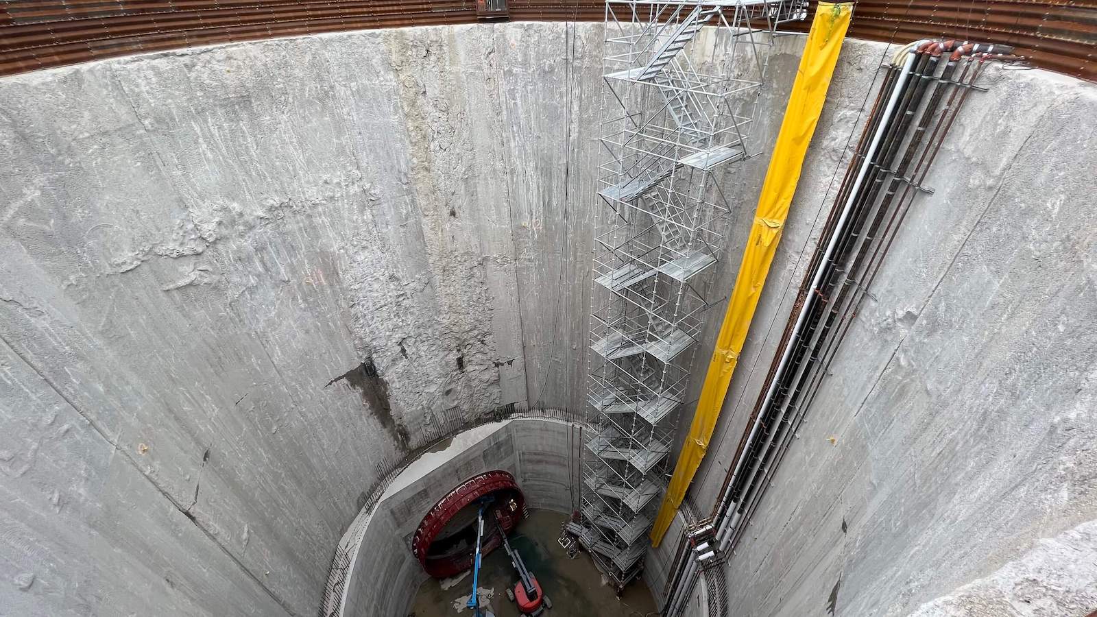 Concrete silo with scaffolding